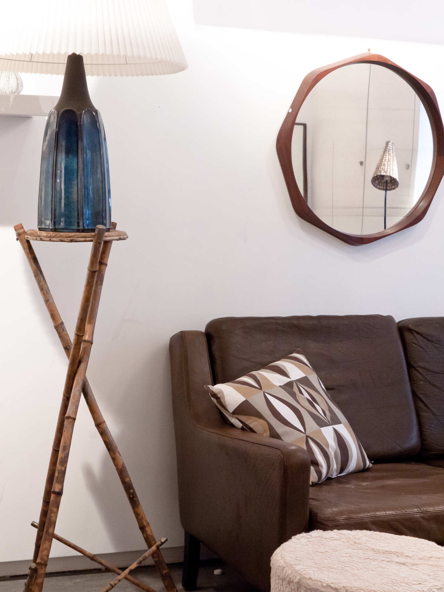 lampe-et-canape-vintage-scandinave-